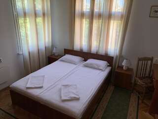 Гостевой дом Guest Rooms Donovi Варна Стандартный двухместный номер с 1 кроватью и общей ванной комнатой-5