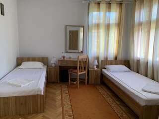 Гостевой дом Guest Rooms Donovi Варна Стандартный двухместный номер с 2 отдельными кроватями и общей ванной комнатой-3