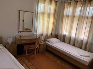 Гостевой дом Guest Rooms Donovi Варна Стандартный двухместный номер с 2 отдельными кроватями и общей ванной комнатой-5